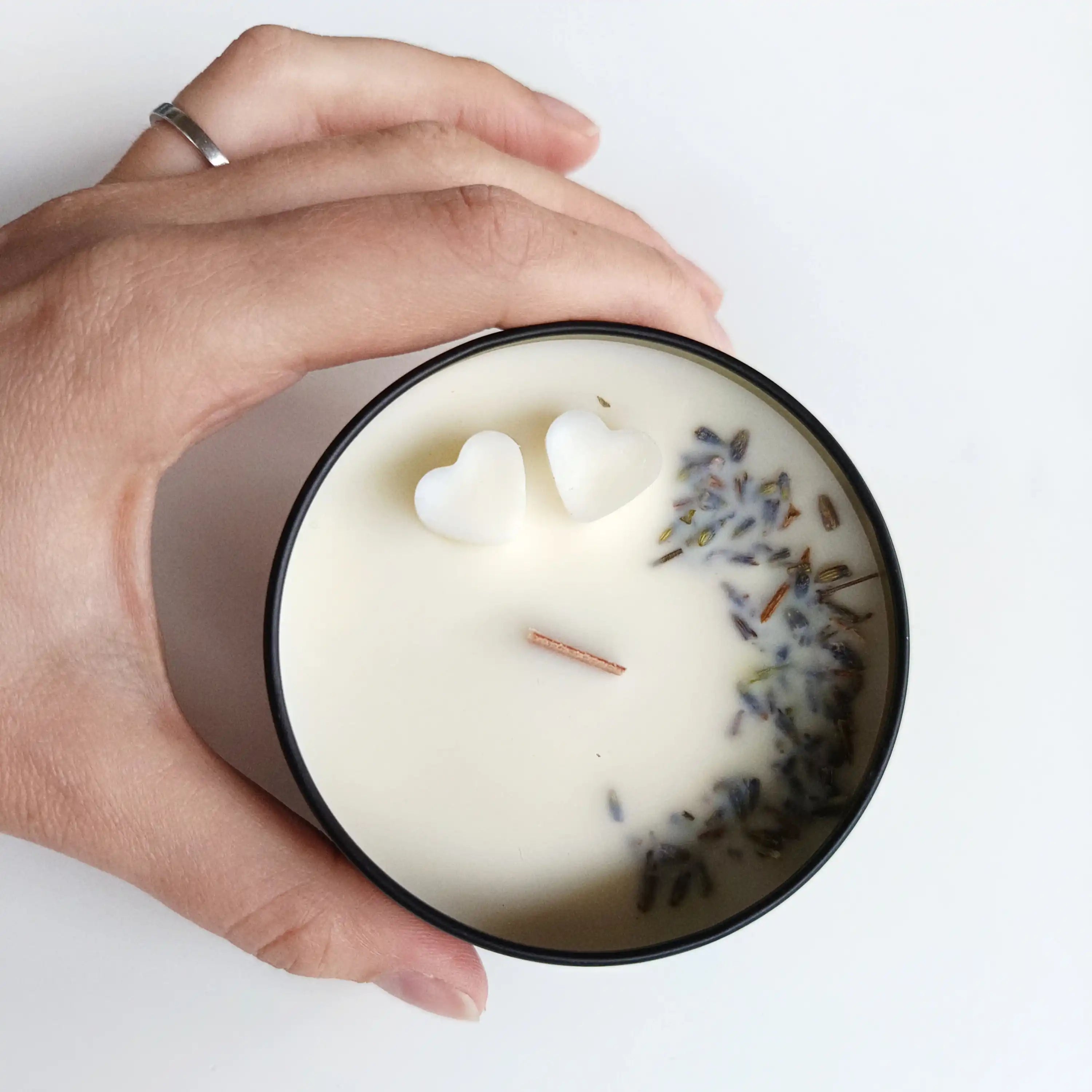 Handgefertigte Sojawachskerze mit Lavendel und Herzformen