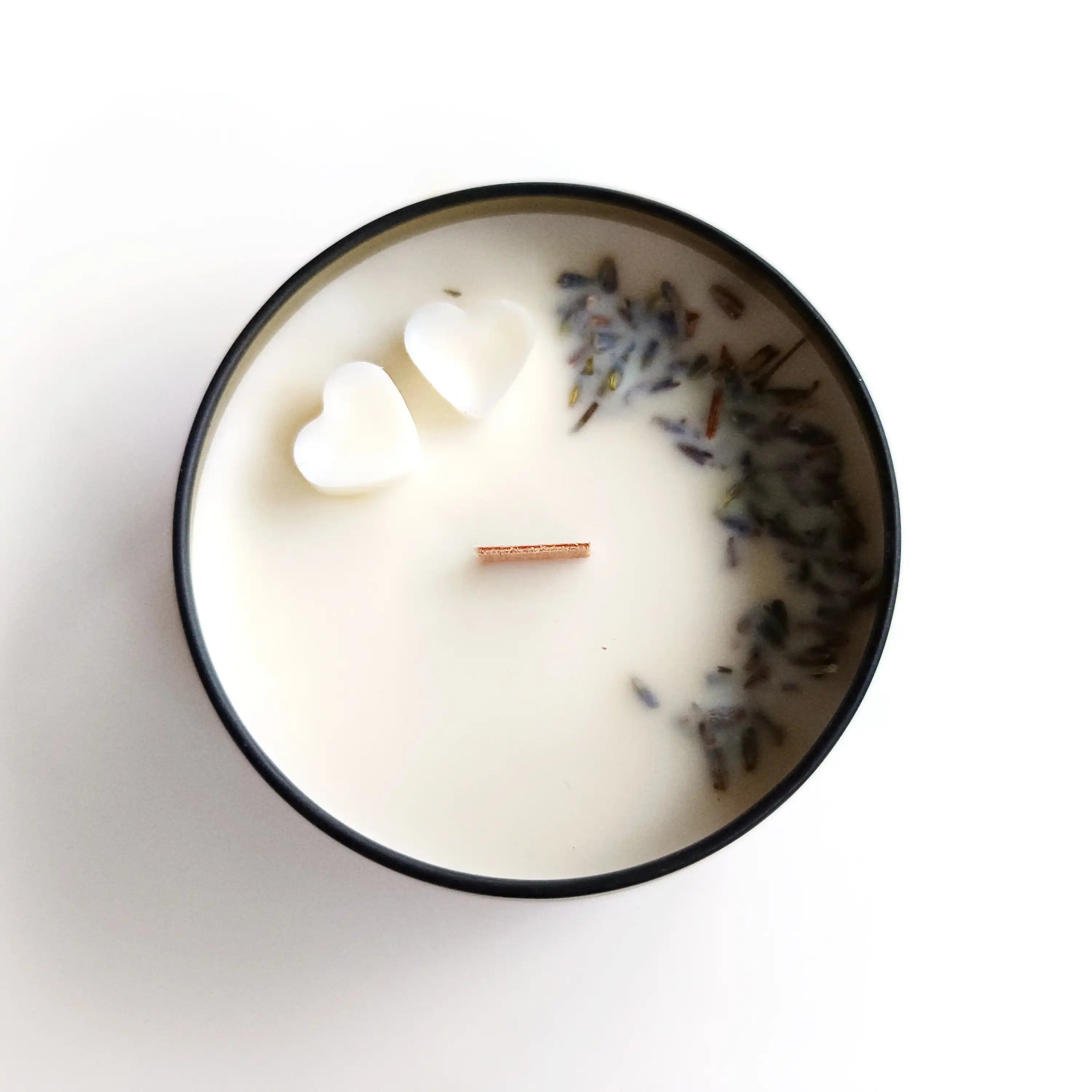 Handgefertigte Sojawachskerze mit Herzen und Lavendel, personalisiert