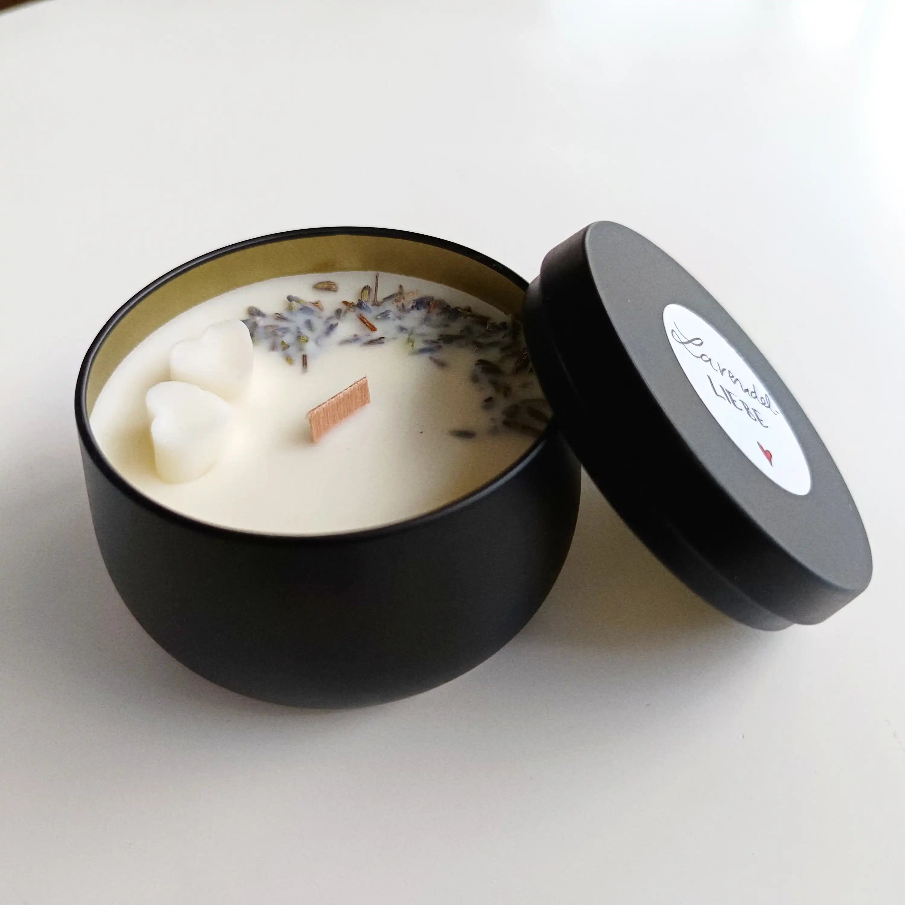 Handgefertigte Sojawachskerze mit Lavendel und Herzformen in schwarzem Behälter