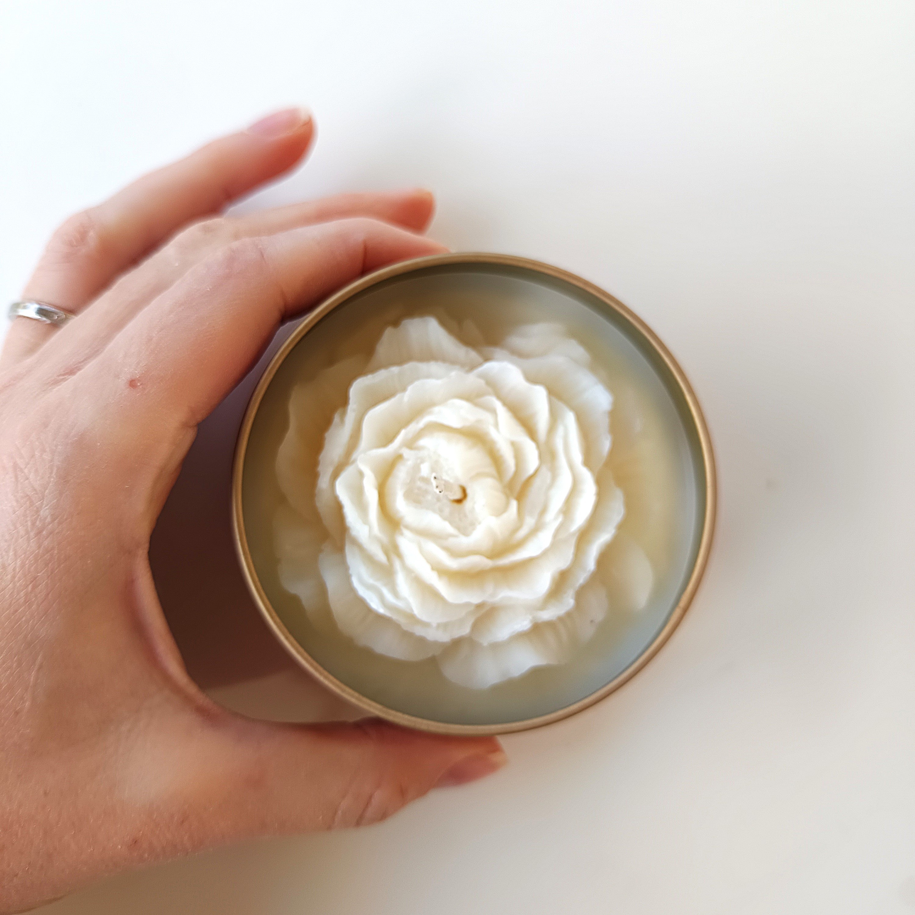 Sojawachskerze in goldener Dose – Wachsblumen, handgemacht | Kerze als Geschenk