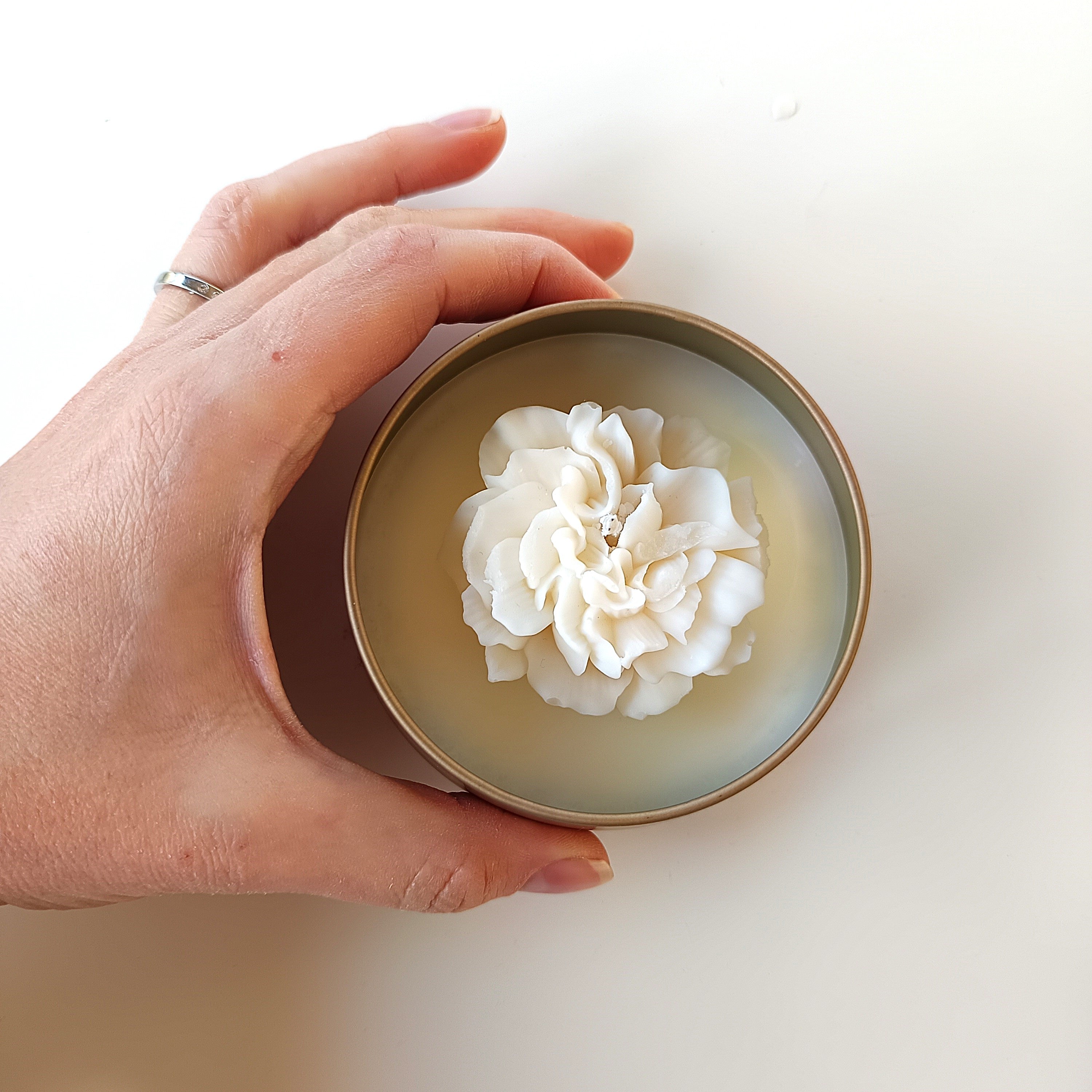 Sojawachskerze in goldener Dose – Wachsblumen, handgemacht | Kerze als Geschenk