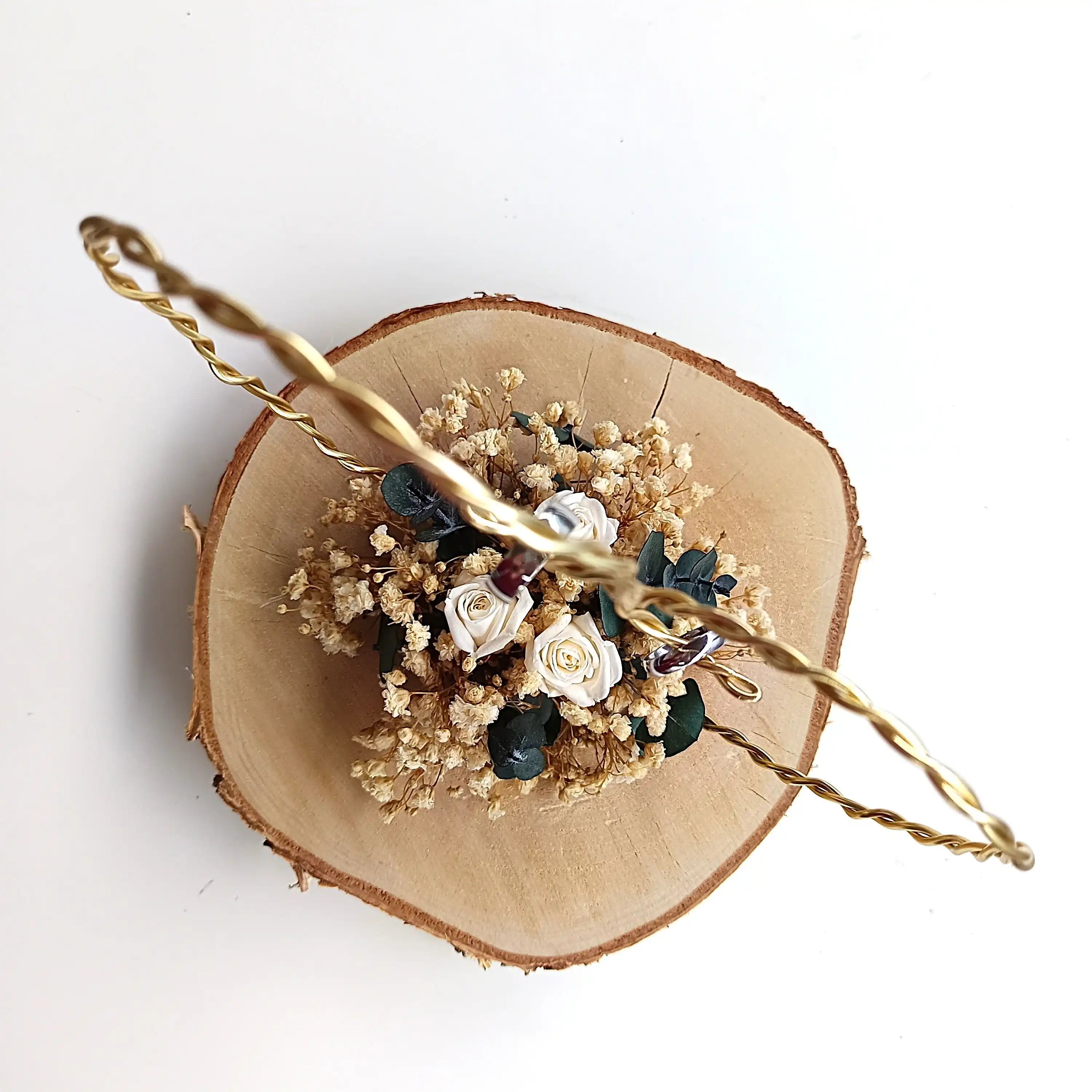 Handgefertigte Trockenblumen-Deko mit Holzscheibe und goldener Spirale