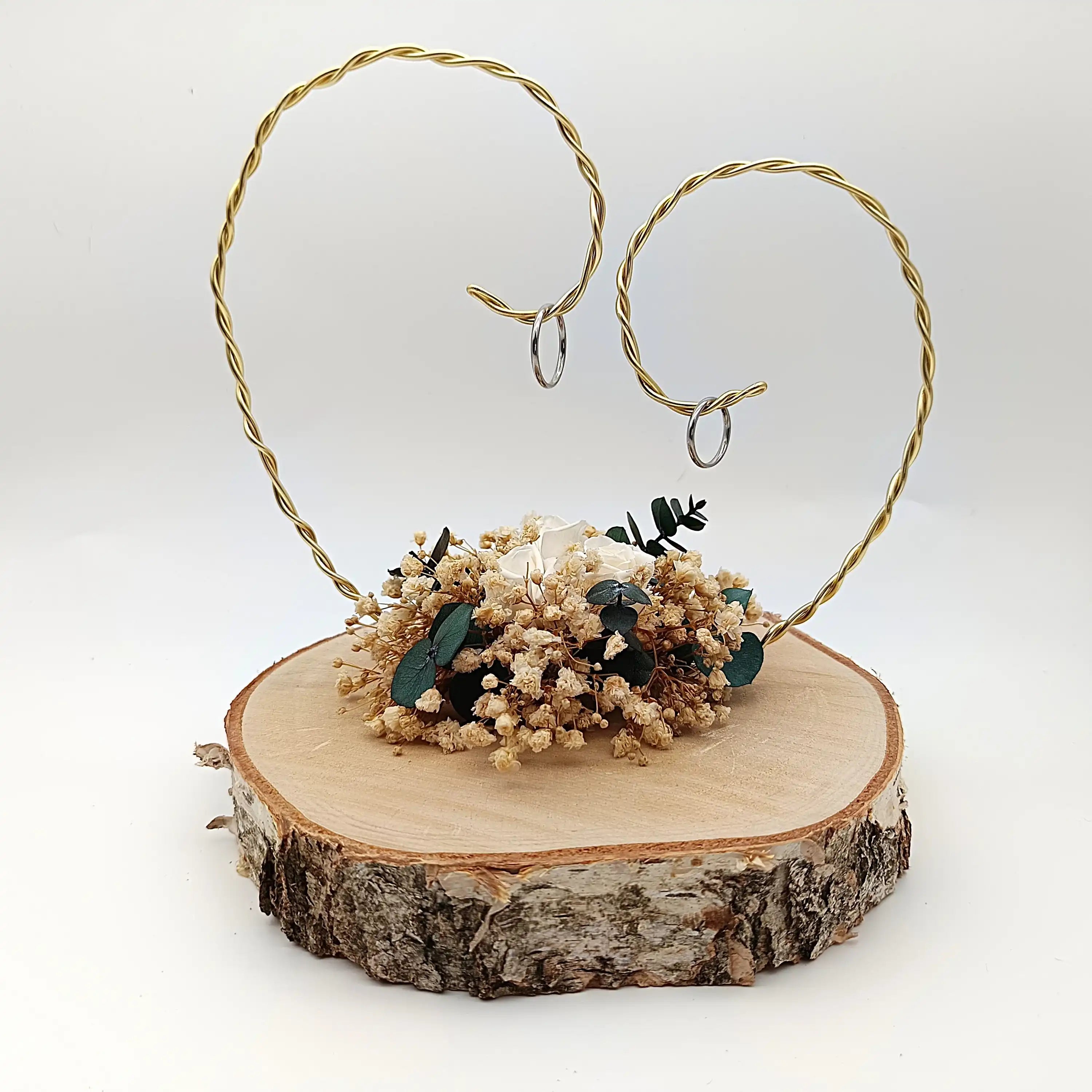 Handgefertigter Ringhalter aus Holz mit Trockenblumen und goldfarbenem Herz