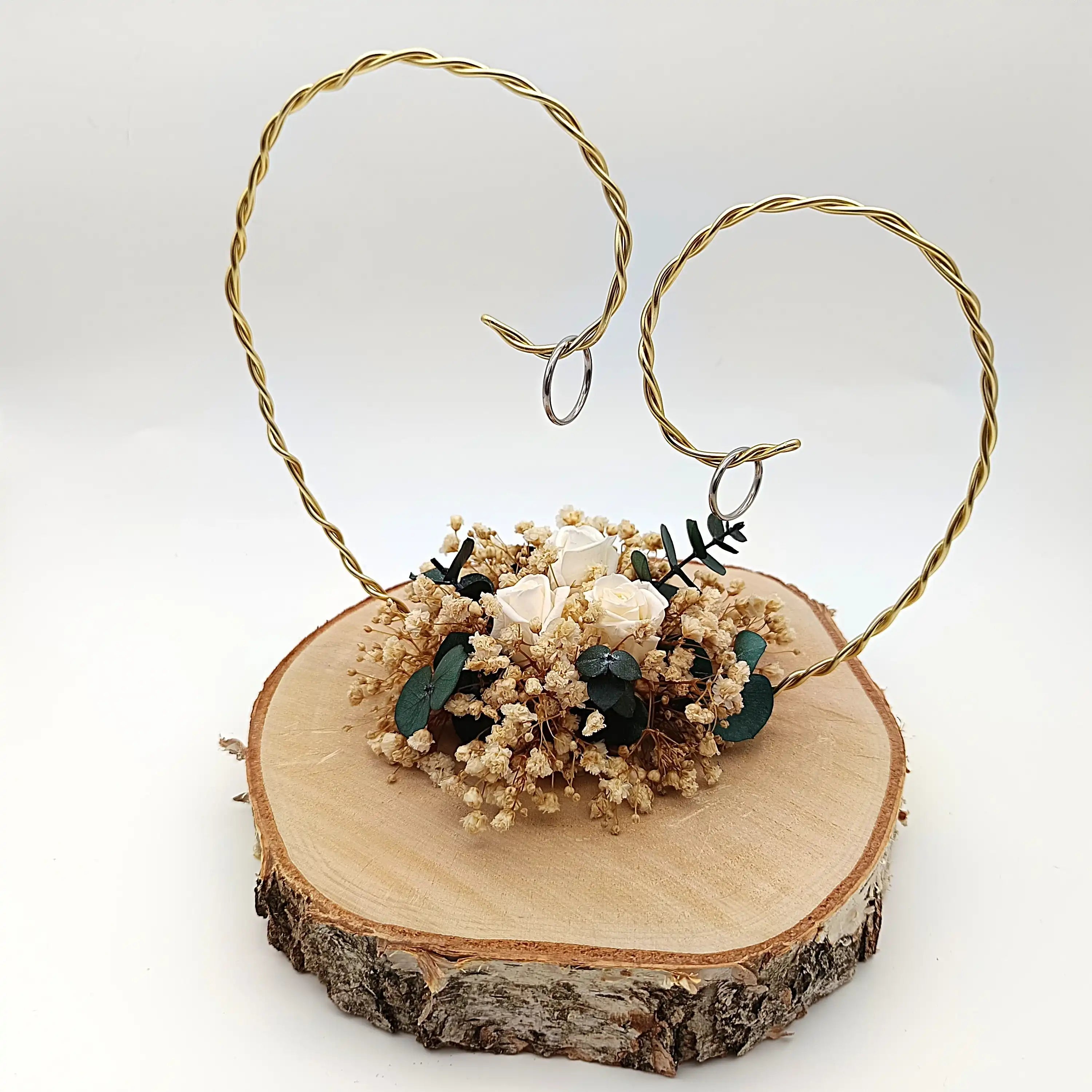 Handgefertigter Ringhalter aus Holz mit Trockenblumen und goldenem Herz