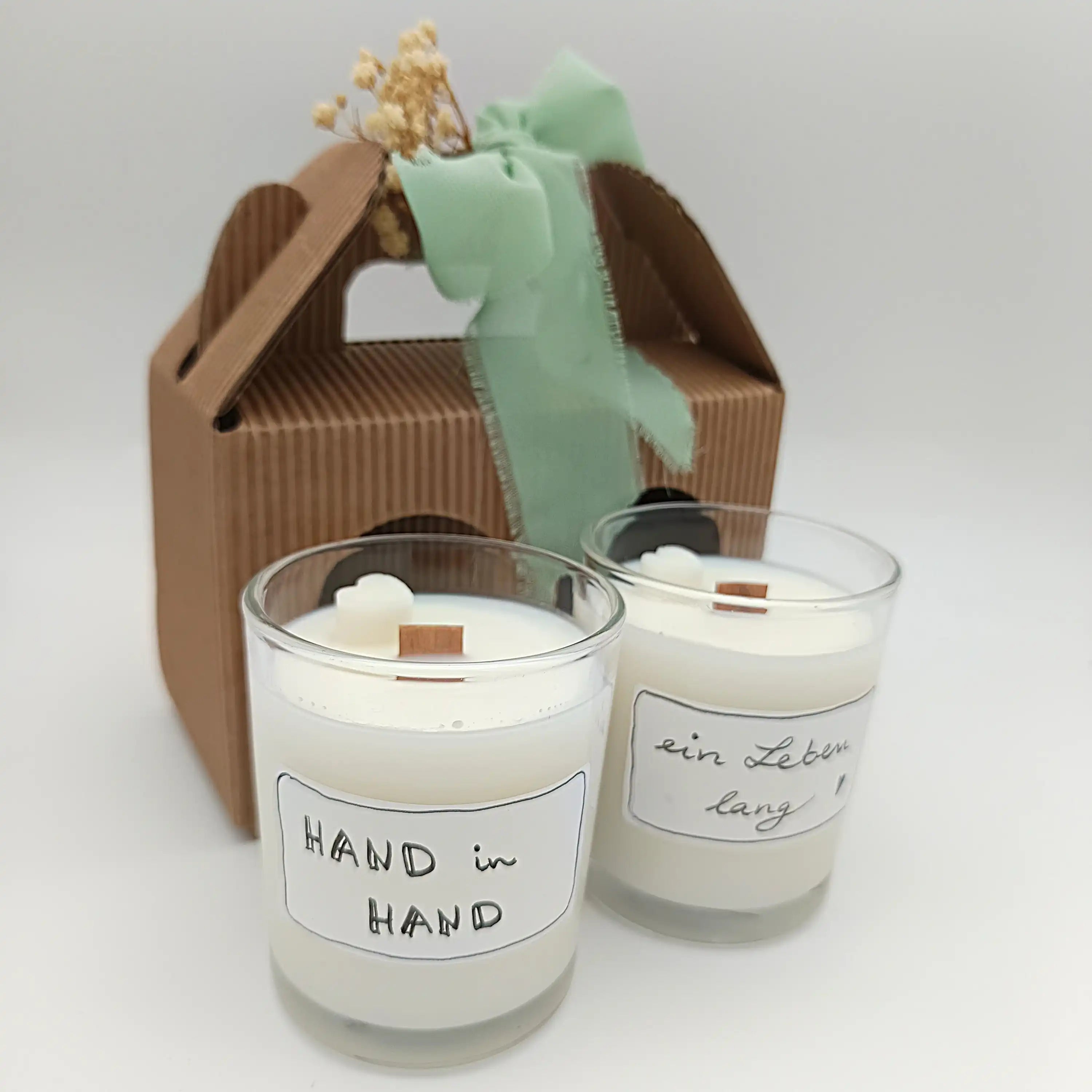 Handgefertigte Sojawachs-Kerzen mit Holzdocht, personalisiert, in Geschenkbox mit Band