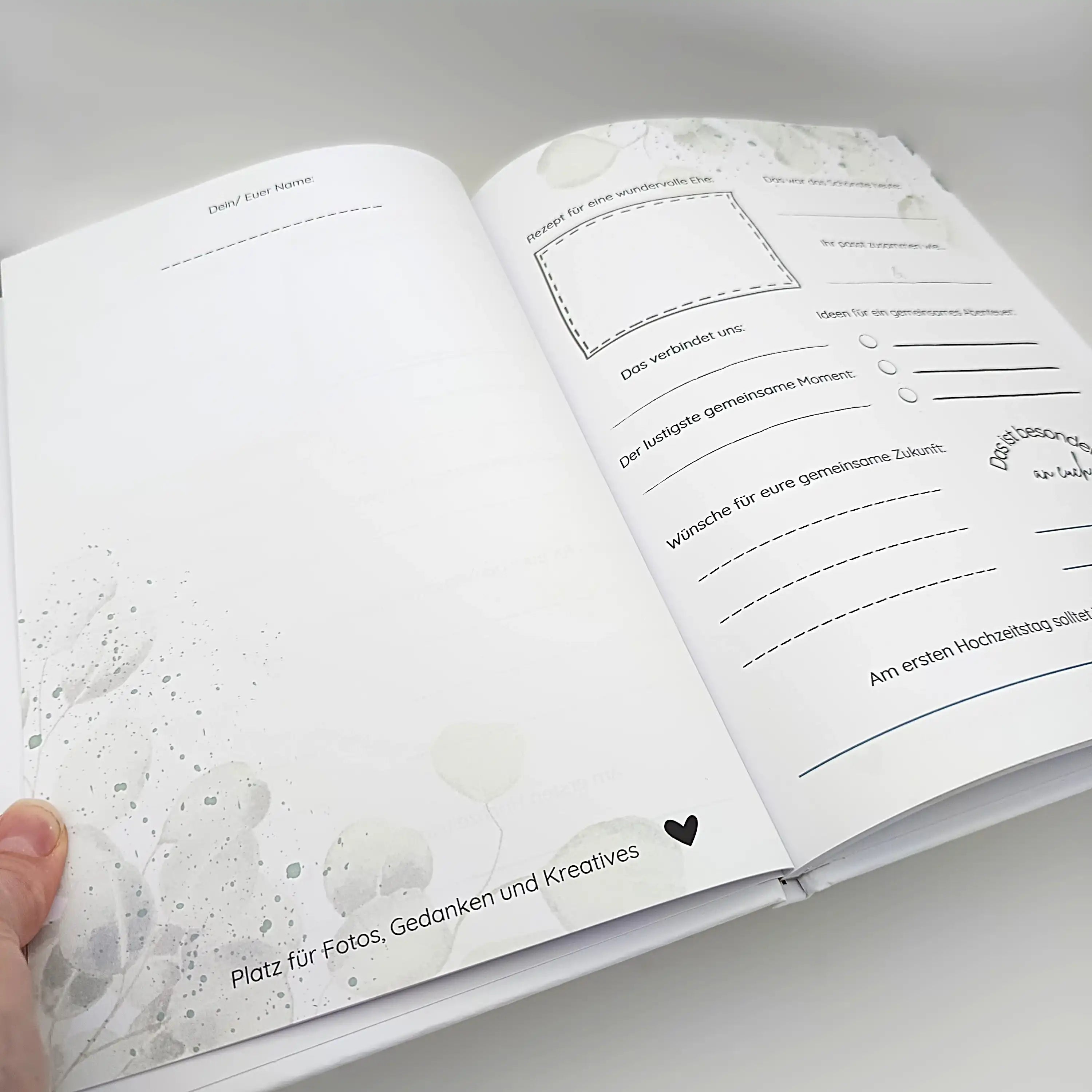 Personalisiertes Hochzeitsbuch mit grünen Blattmotiven und Füllfeldern für Paare