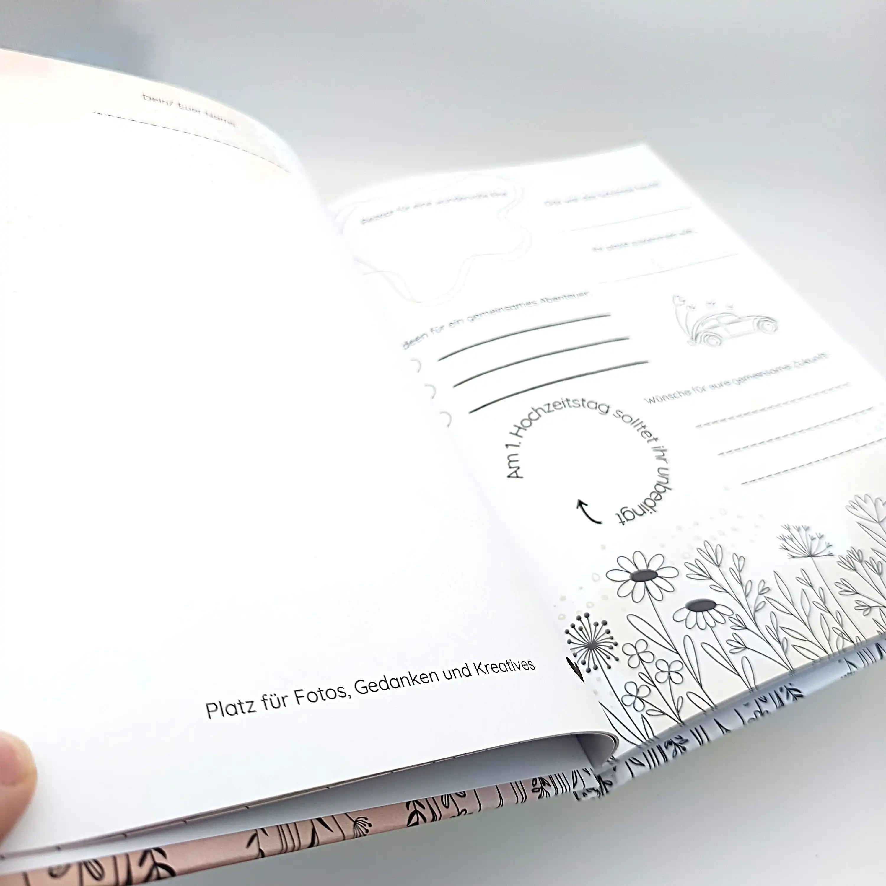 Personalisiertes Hochzeitsplaner-Buch mit Blumenmotiv und Notizfeldern
