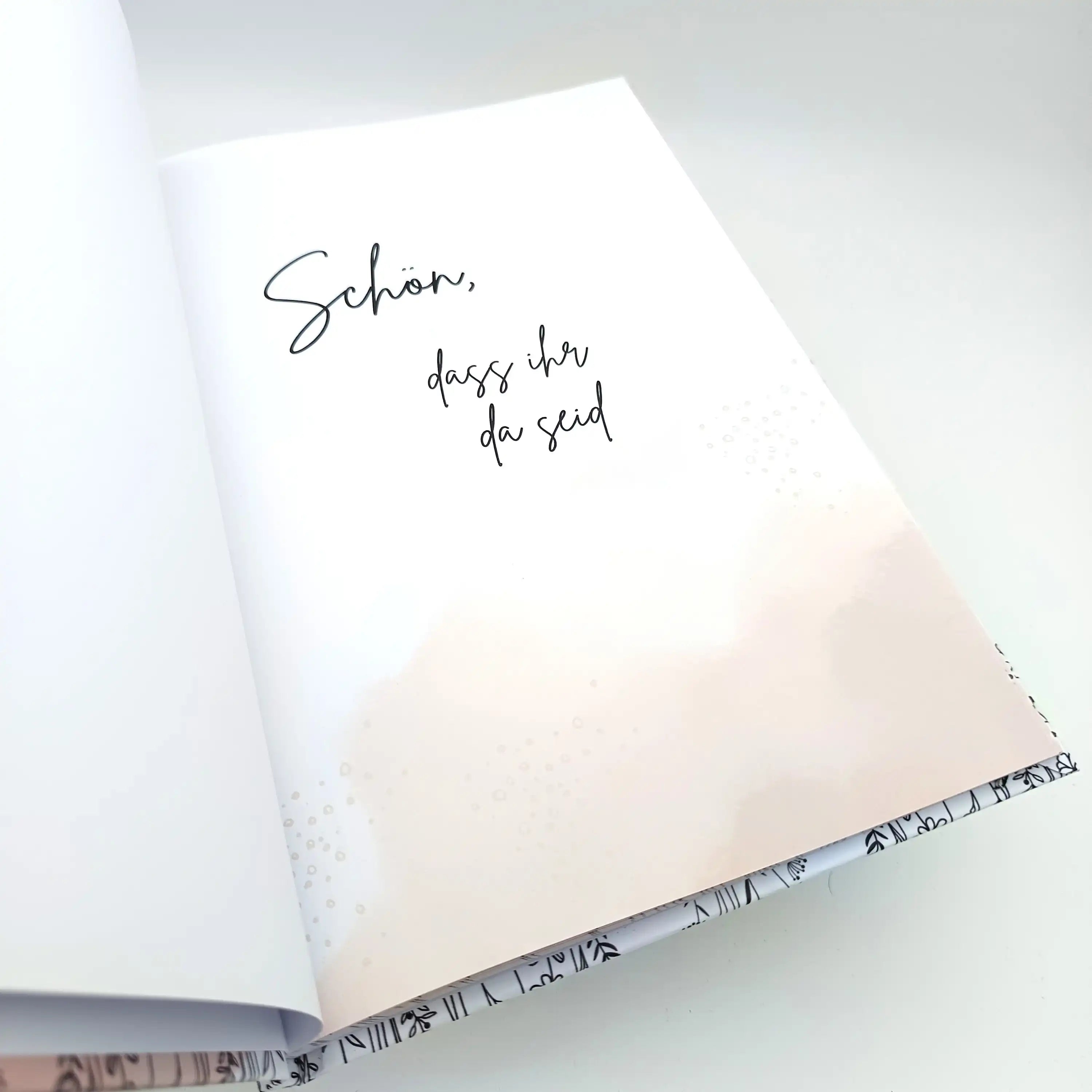 Handgefertigtes Gästebuch mit roséfarbenem Akzent und schwarzem Schriftzug