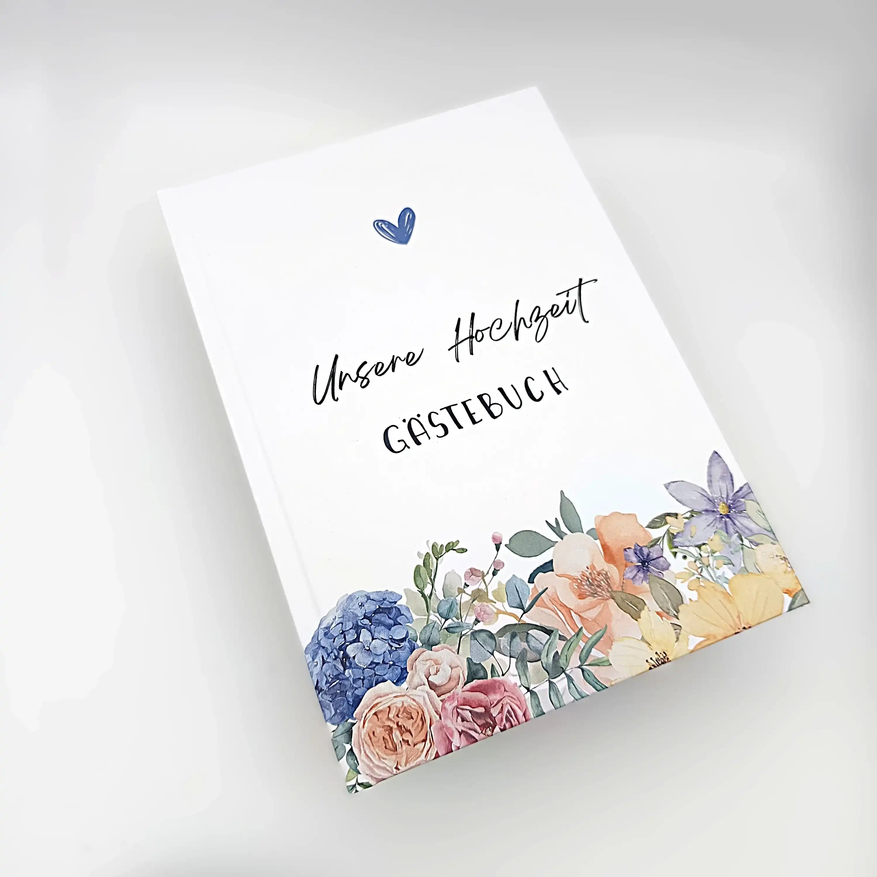 Personalisiertes Hochzeits-Gästebuch mit floraler Deko und blauem Herz
