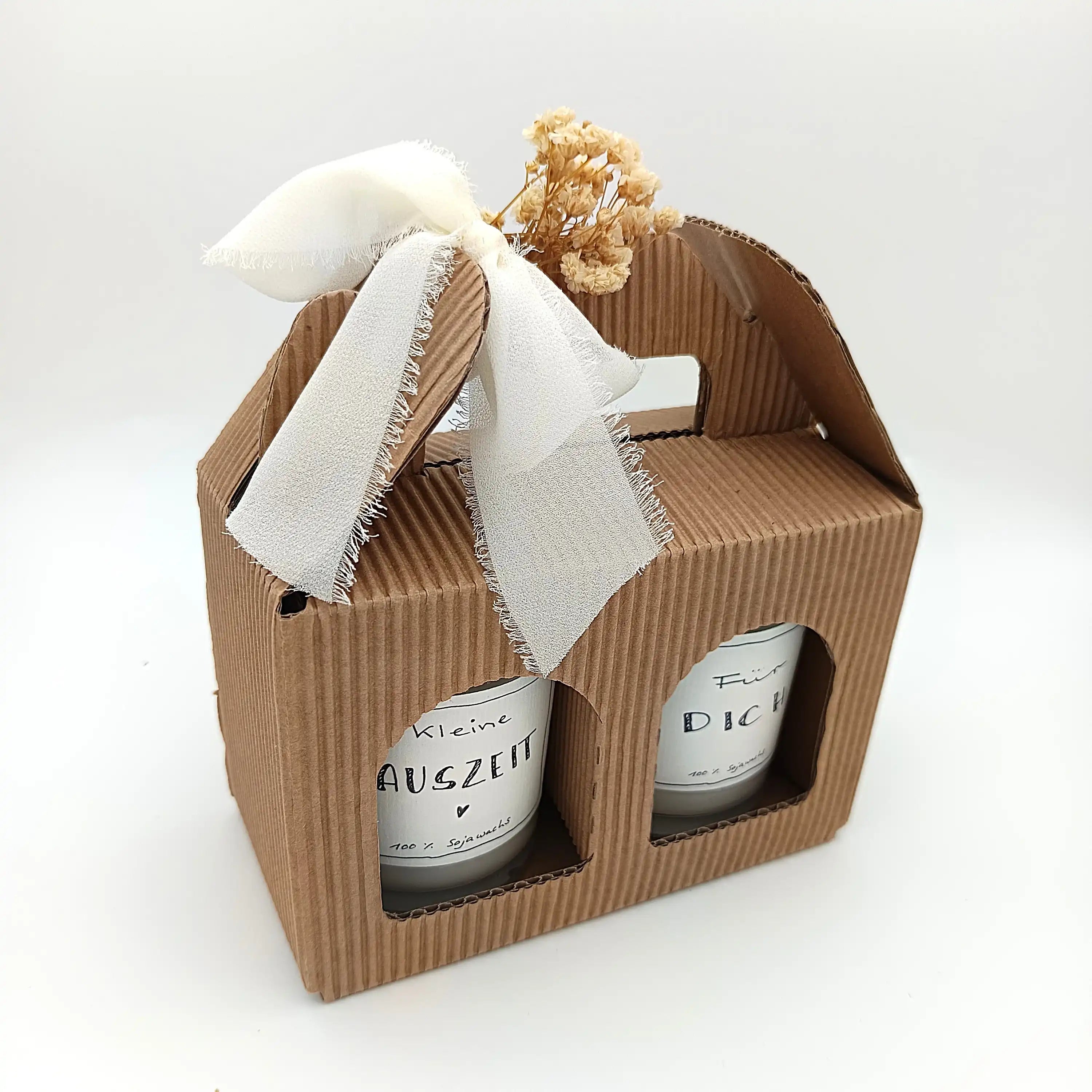Zwei personalisierte Sojawachs-Kerzen in Geschenkbox mit Trockenblumen und Stoffband