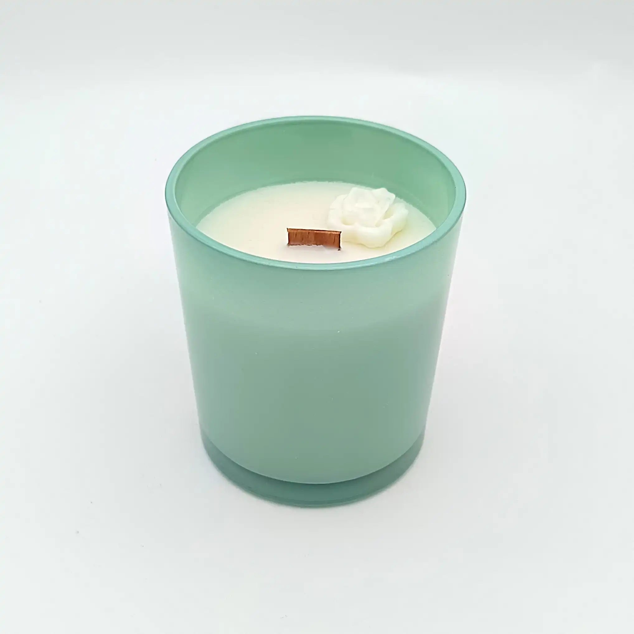 Handgefertigte Sojawachskerze mit Holzdocht in mintgrünem Glas, weißer Rosen-Deko