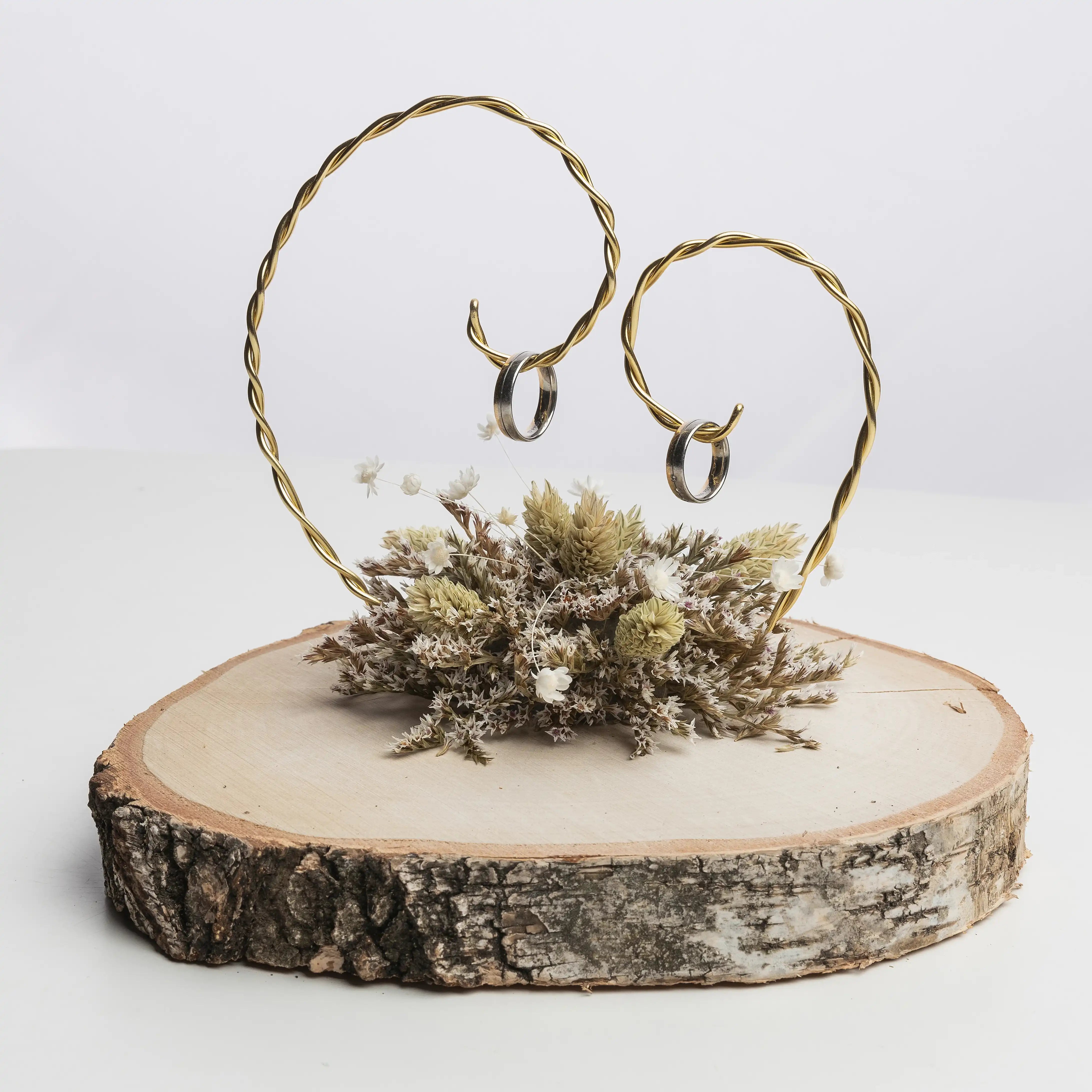 Handgefertigter Ringhalter aus Holz mit Trockenblumen und goldenem Metall