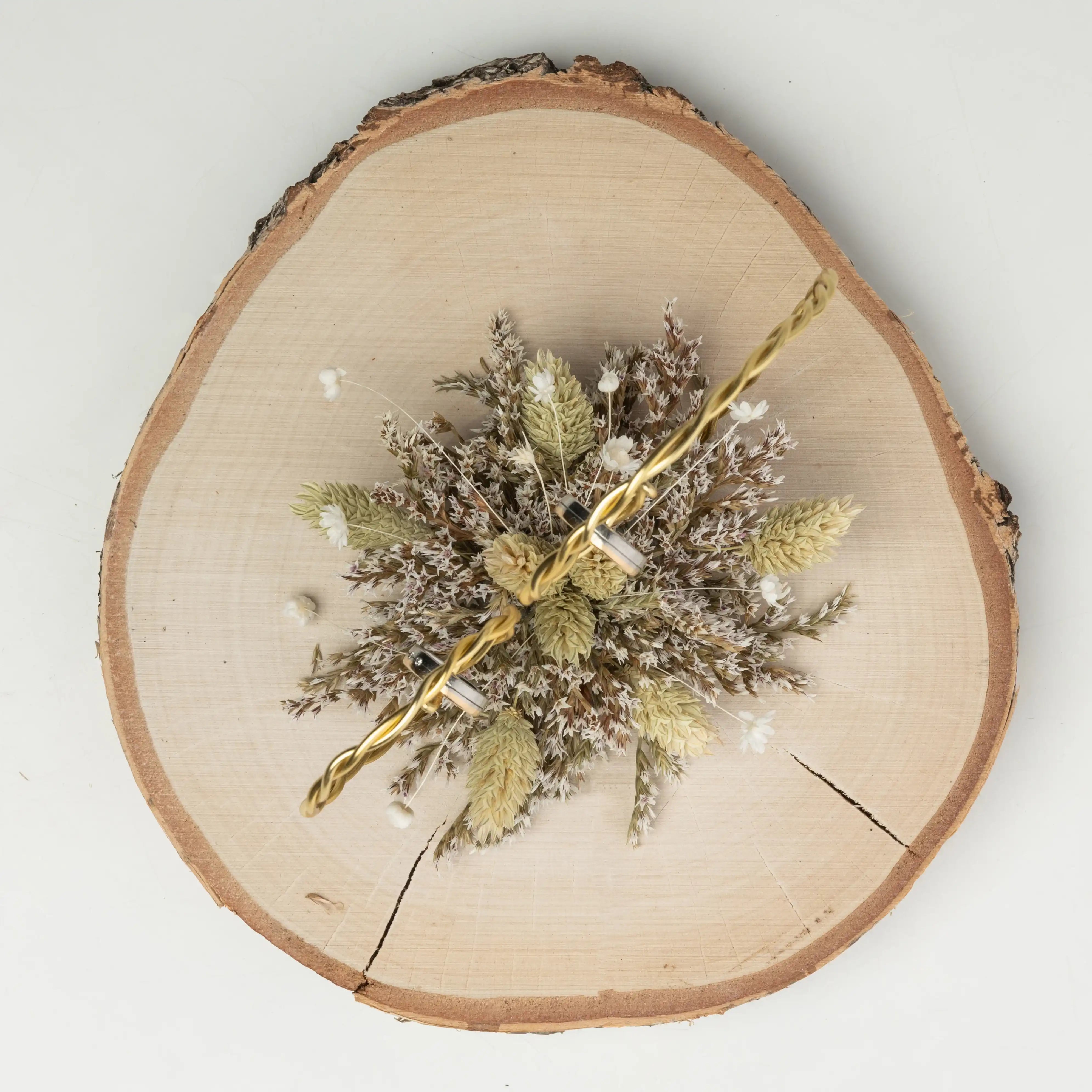 Handgefertigter Trockenblumen-Anhänger mit goldenen Spiralen auf Holzscheibe