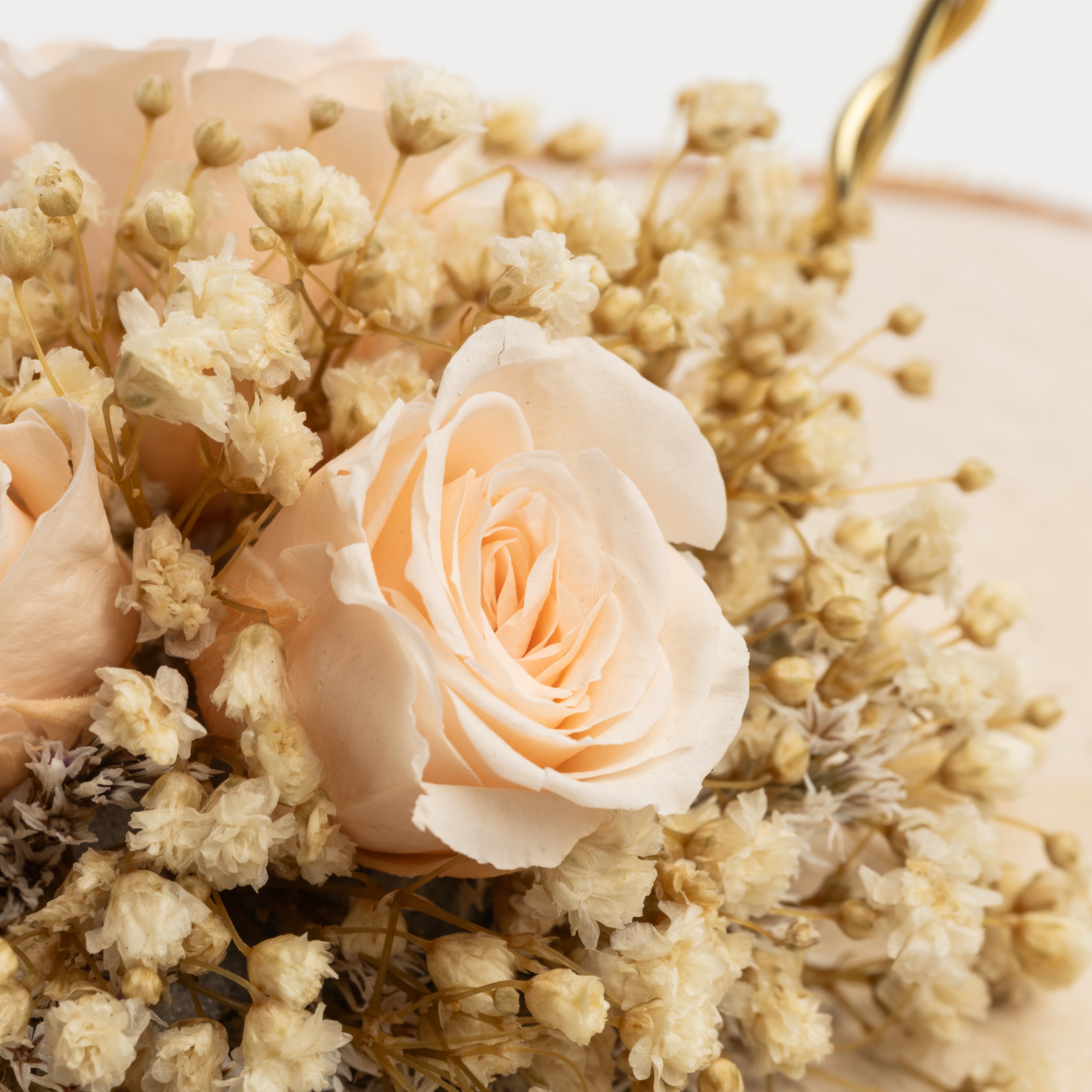 SINNLICH Herz-Ringhalter mit pfirsichfarbenen Rosen und Schleierkraut, Hochzeit handgemacht