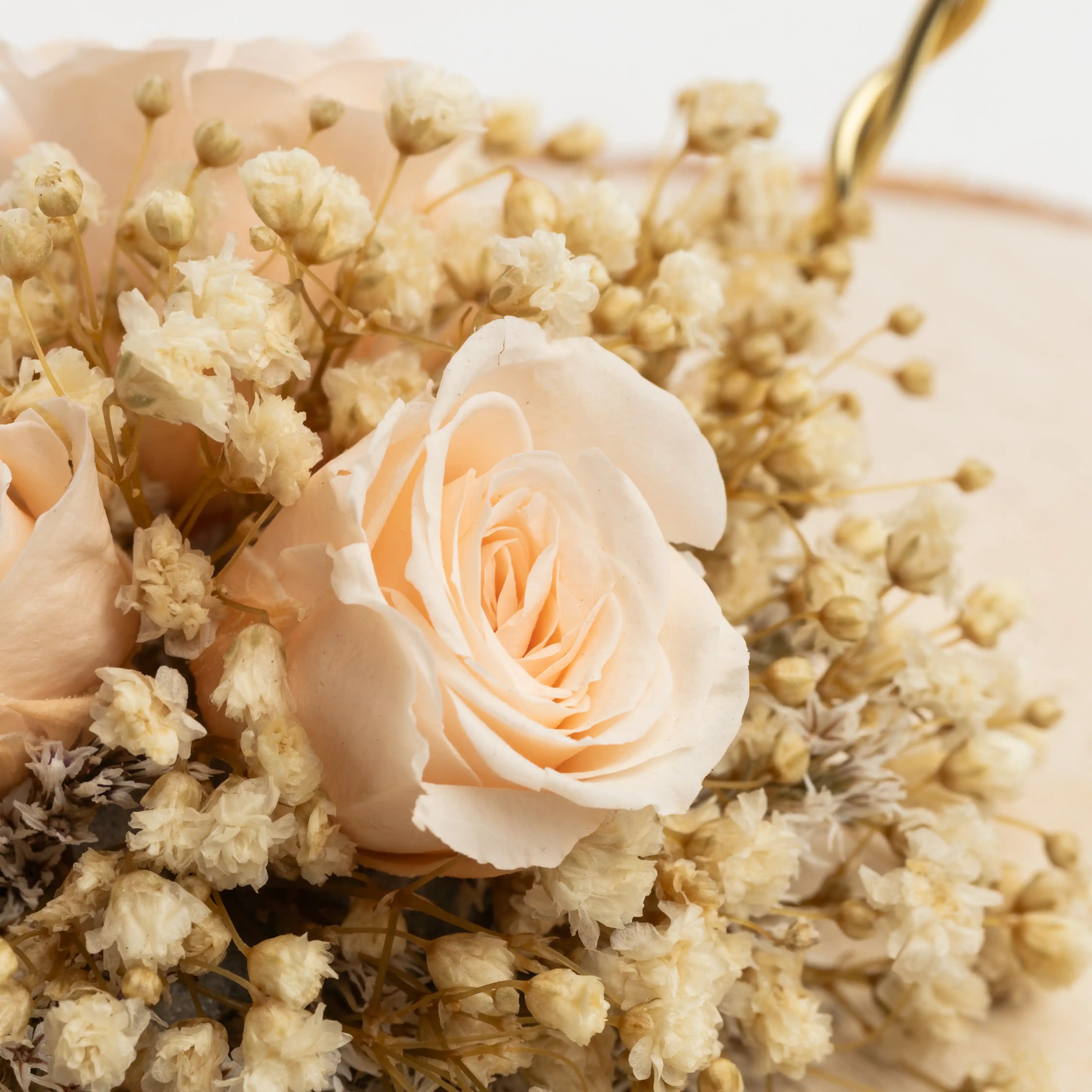 Handgefertigte Deko mit cremefarbener Rose und Trockenblumen aus Naturmaterialien