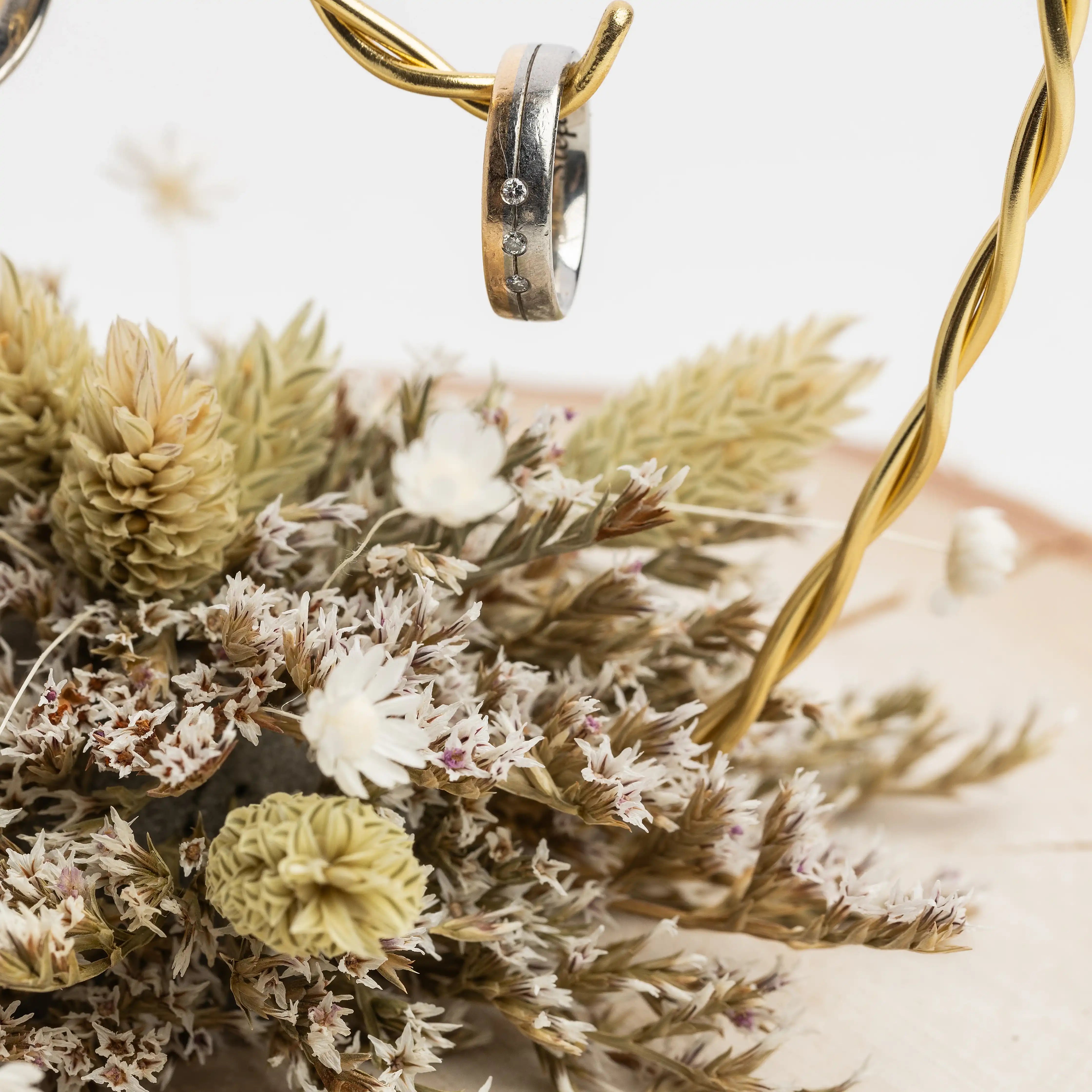 Handgefertigter Diamant-Ring aus Gold und Silber mit Trockenblumen
