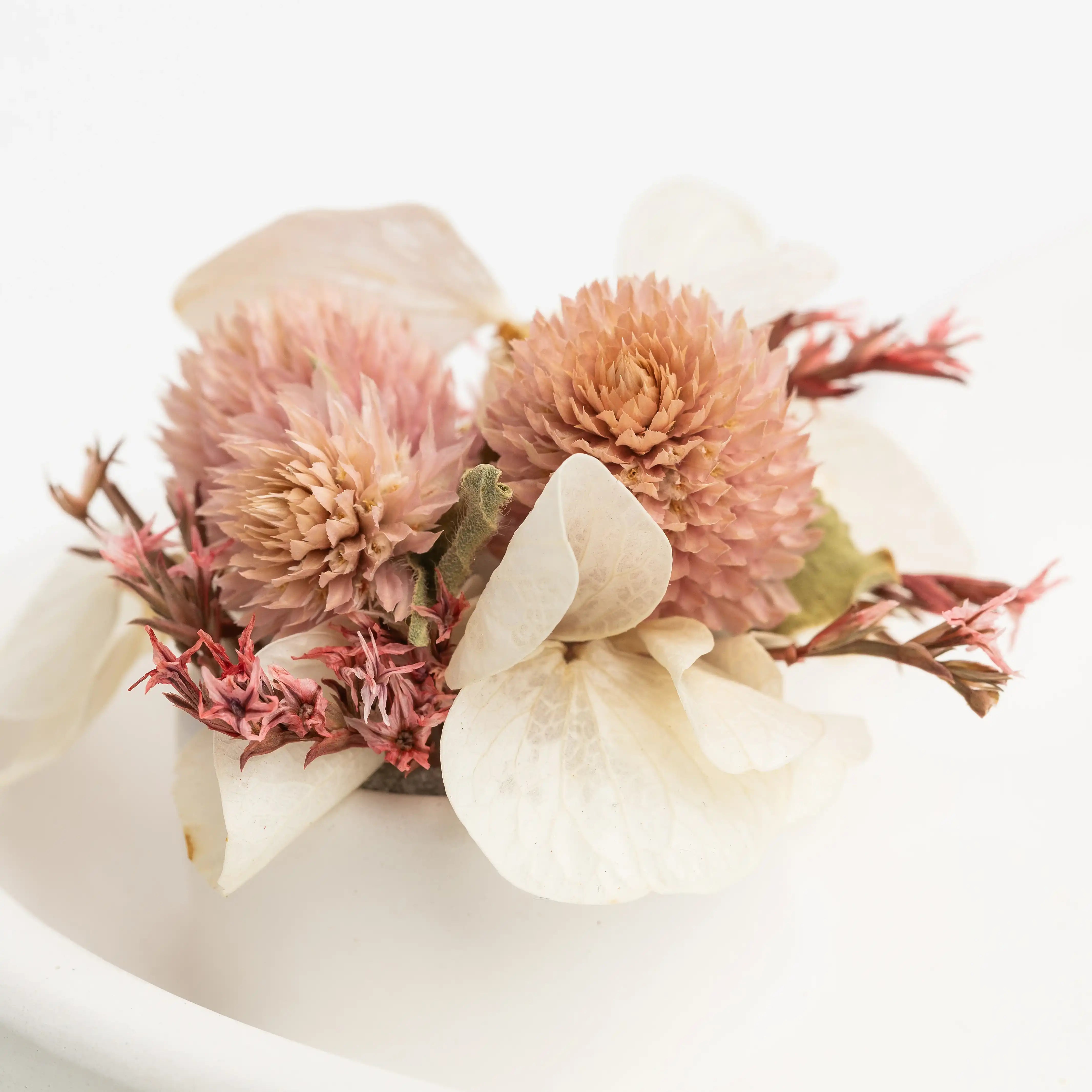 Handgefertigte Trockenblumen-Deko in Rosa und Weiß