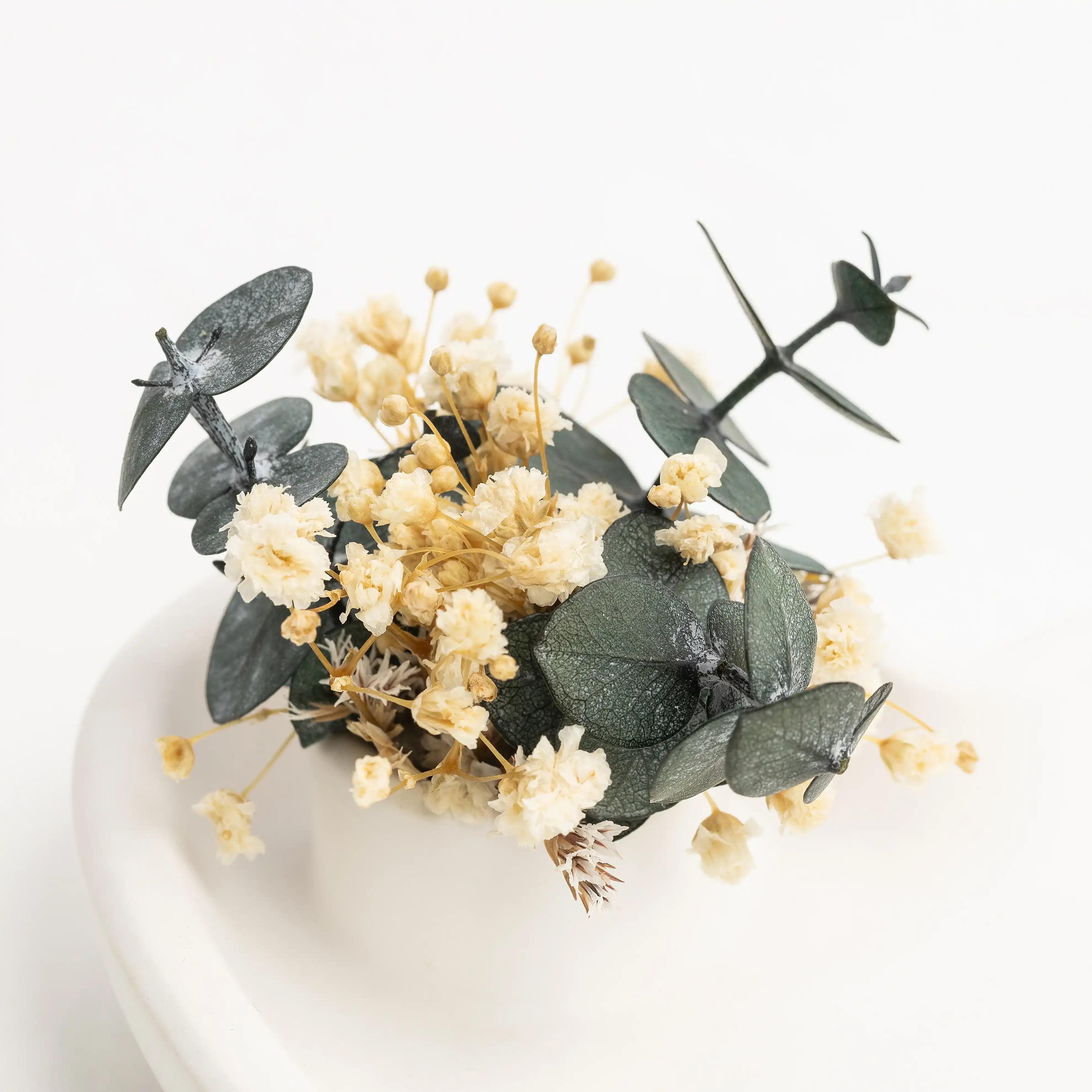 Trockenblumenarrangement mit Eukalyptus und cremefarbenen Blüten, handgefertigt