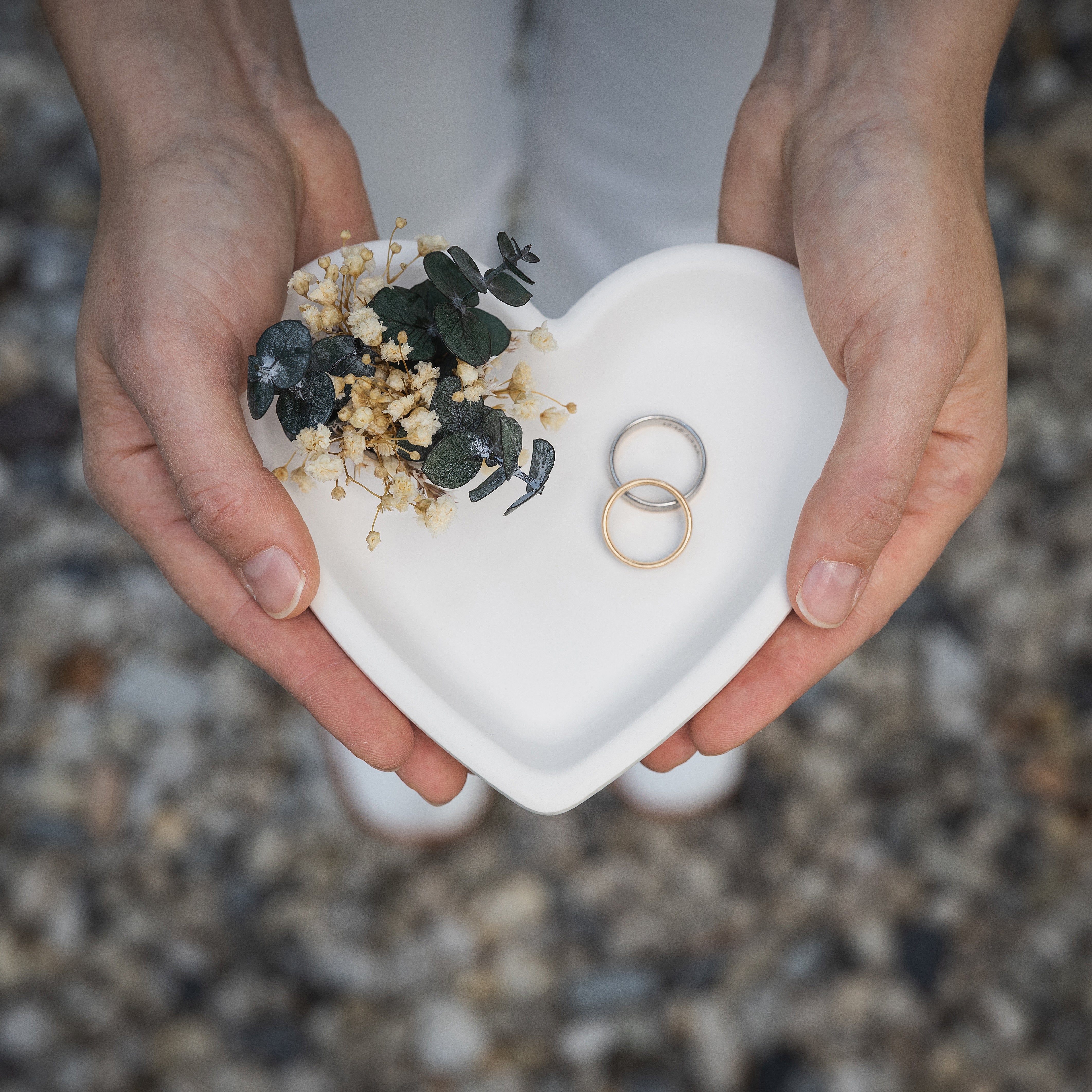BEZAUBERND Herz Ringschale Hochzeit mit Eukalyptus und Schleierkraut