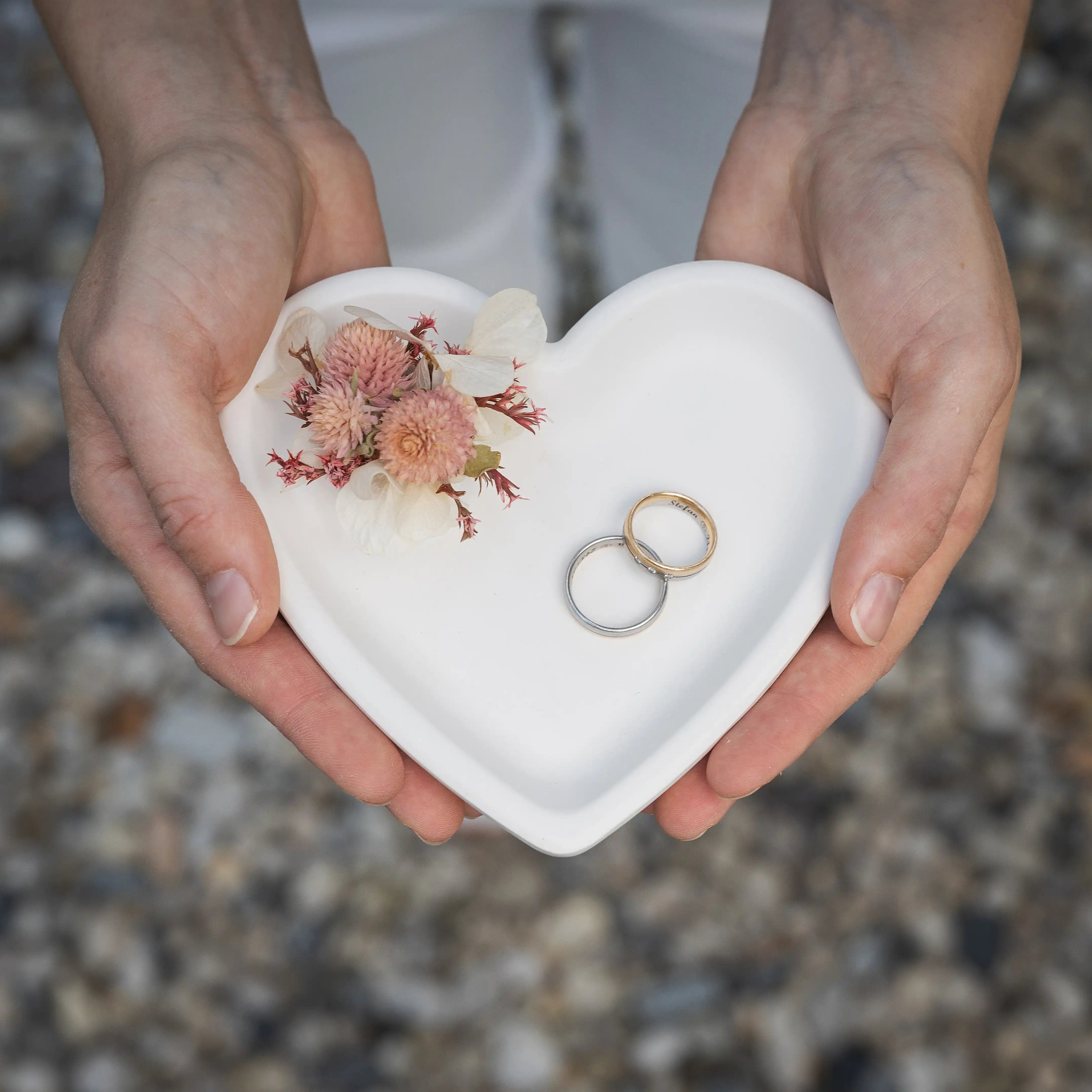 Herzförmige Schale mit Trockenblumen und Eheringen, handgefertigt