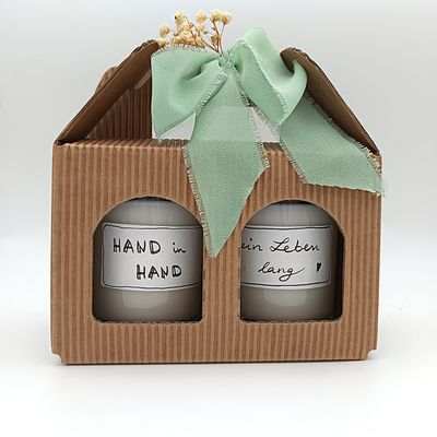 Zwei handgefertigte Sojawachskerzen in Geschenkbox mit mintfarbenem Band, personalisiert mit Sprüchen