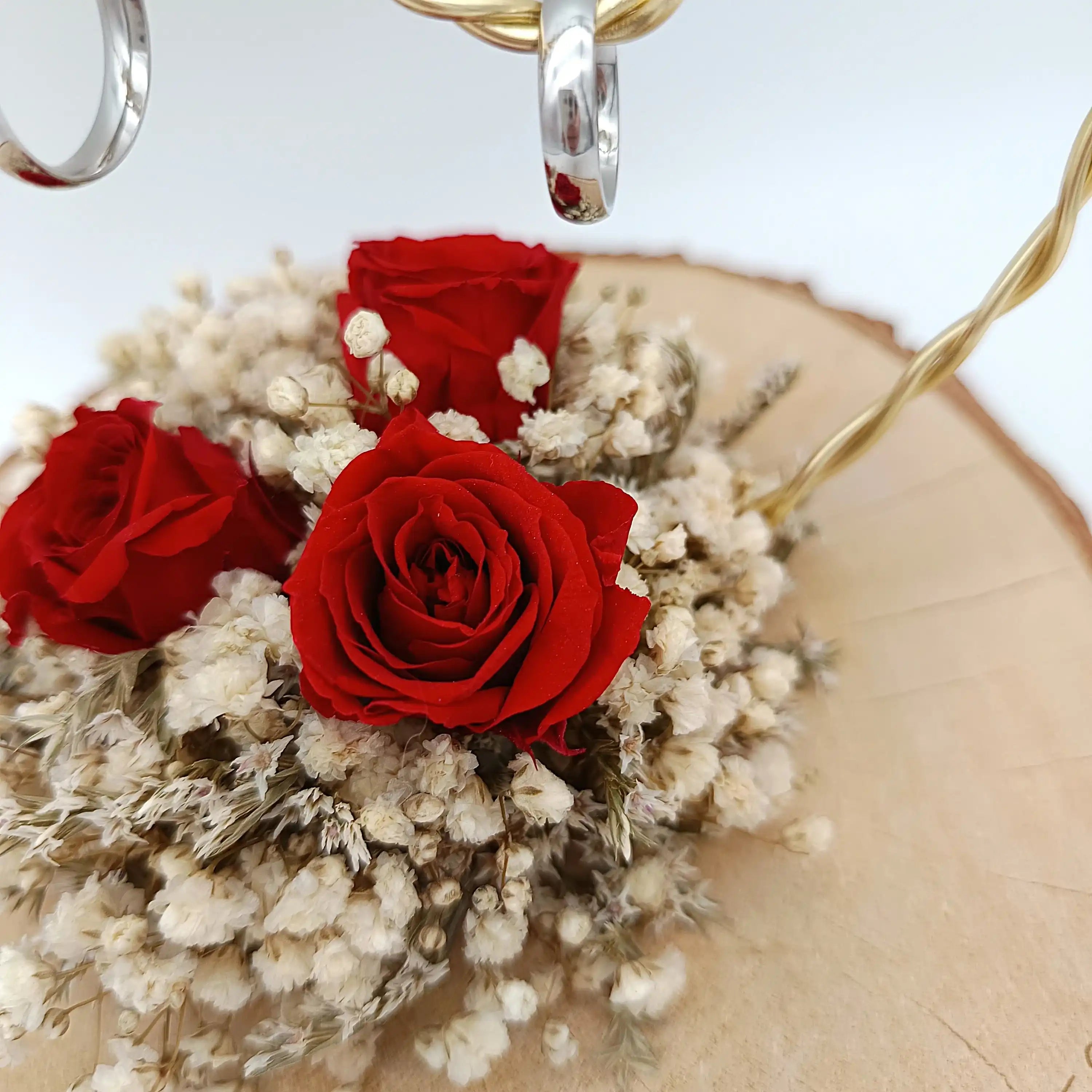 Drei rote Rosen mit Trockenblumen auf Holzscheibe, handgefertigt