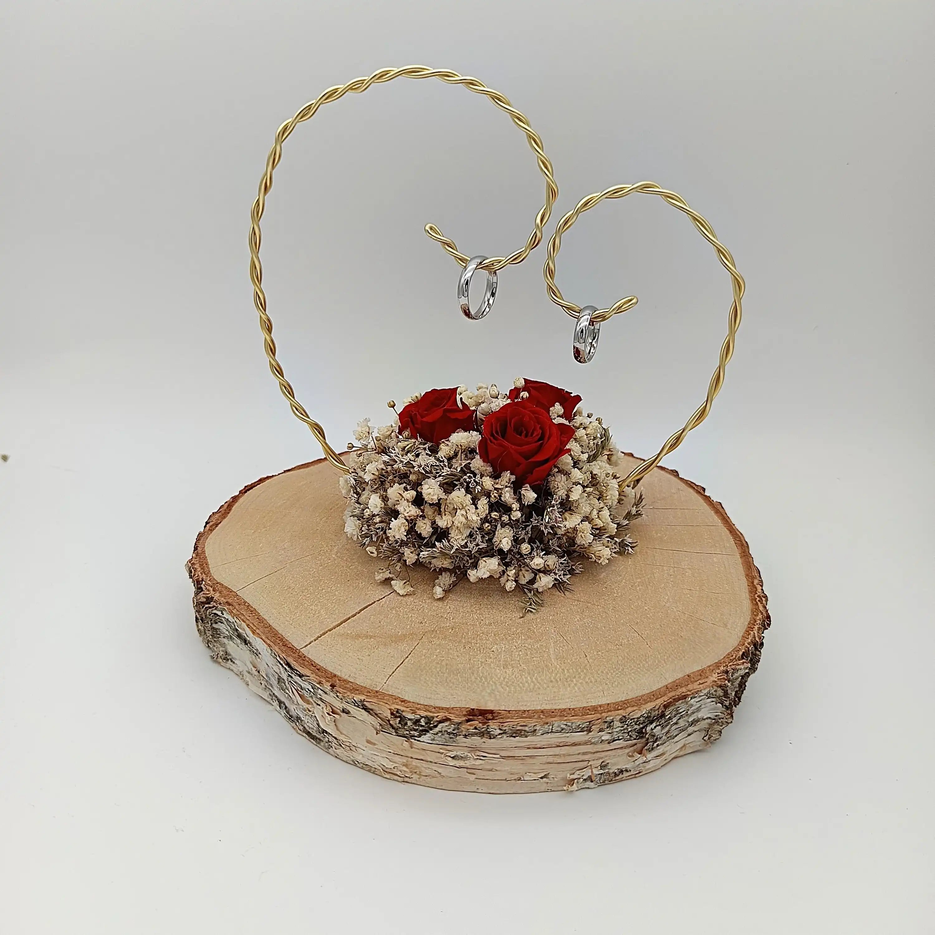 Handgefertigter Ringhalter aus Holz mit Trockenblumen und goldenem Herz