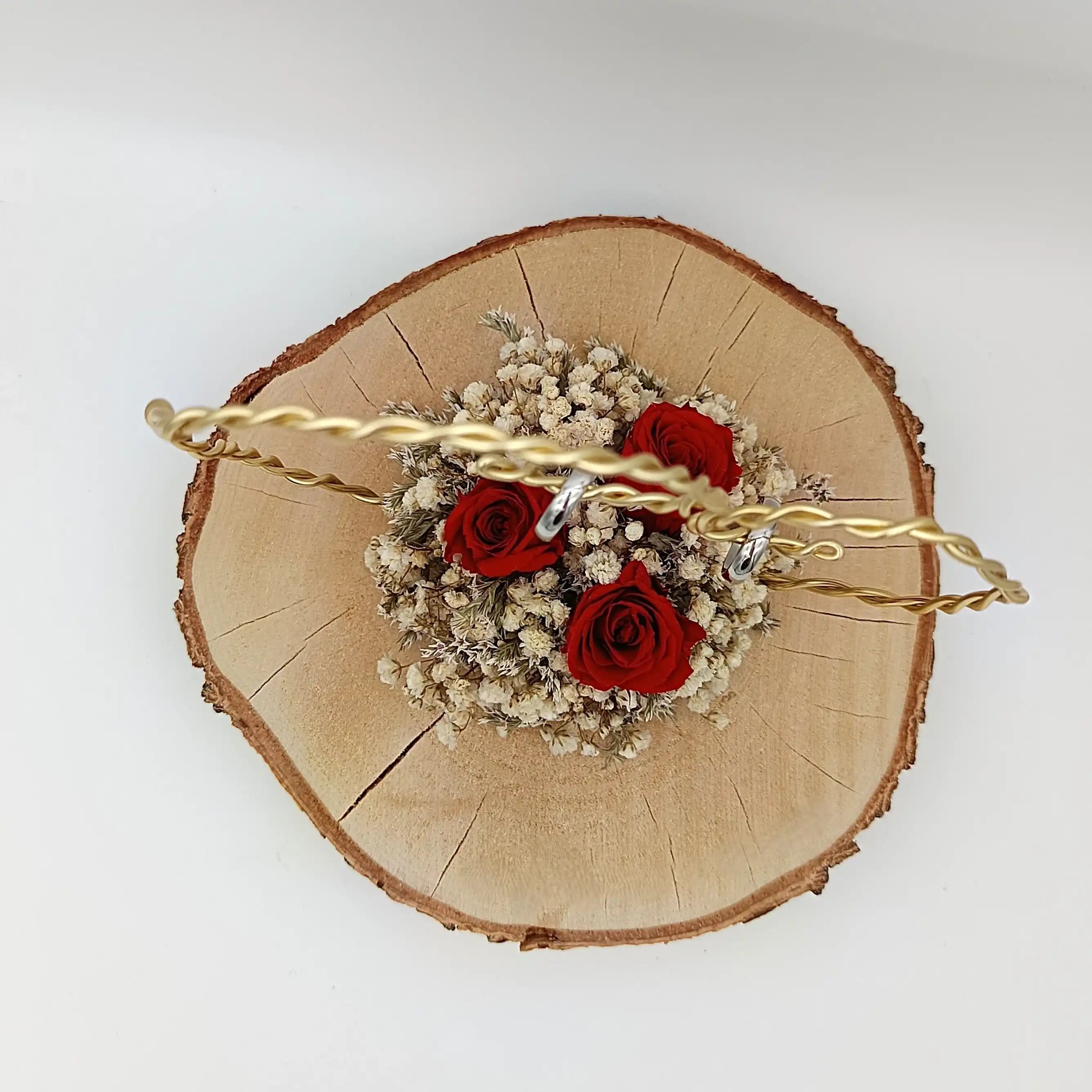 Handgefertigte Deko aus Holzscheibe, roten Rosen und Trockenblumen mit goldener Spirale