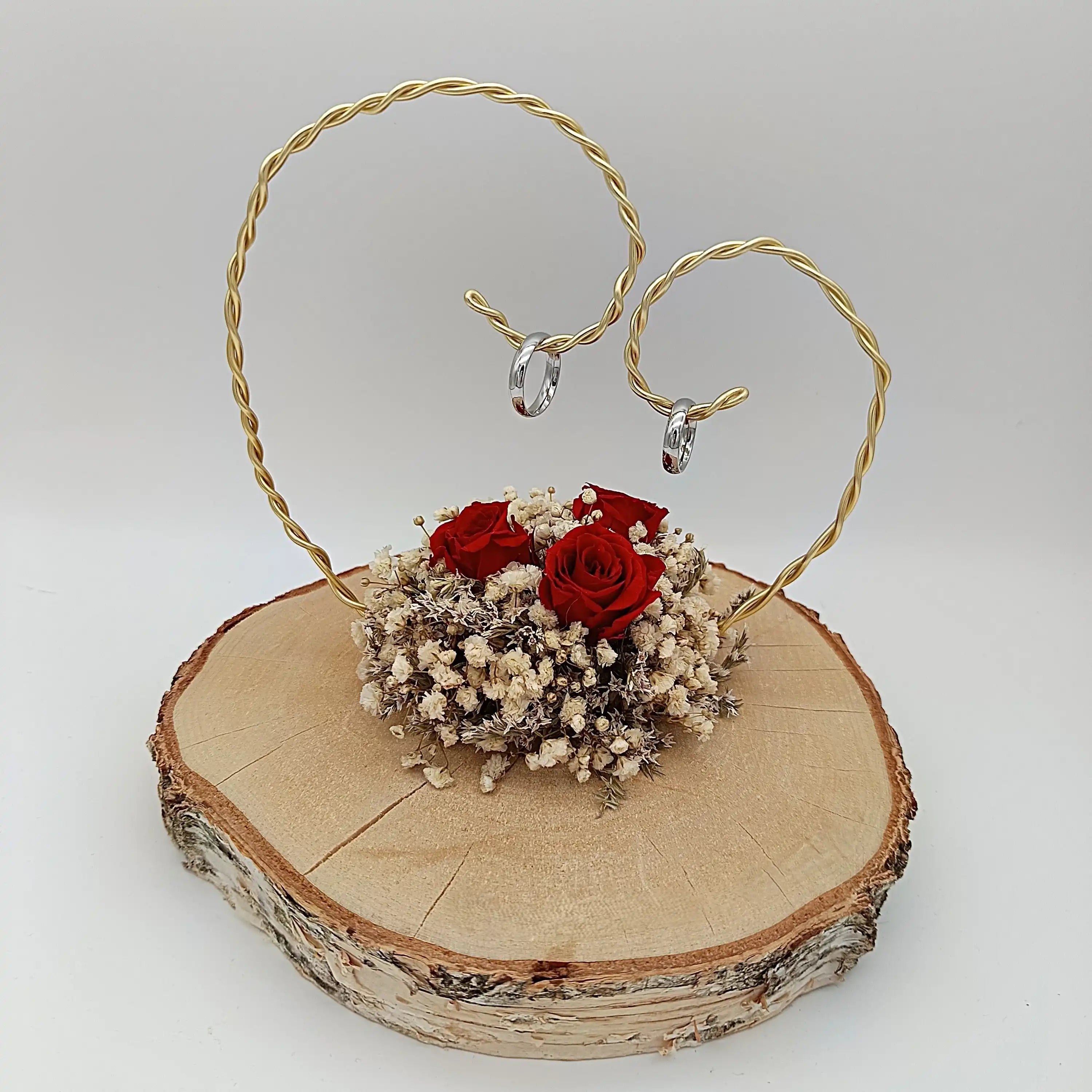 Handgefertigte Holz- und Trockenblumen-Deko mit roten Rosen und goldenem Herzrahmen