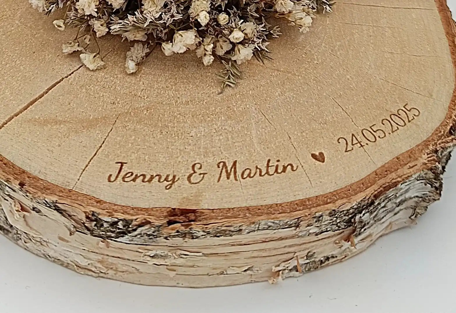 Personalisiertes Holzdeko-Objekt mit Gravur Jenny & Martin, 24.05.2025, handgefertigt mit Trockenblumen