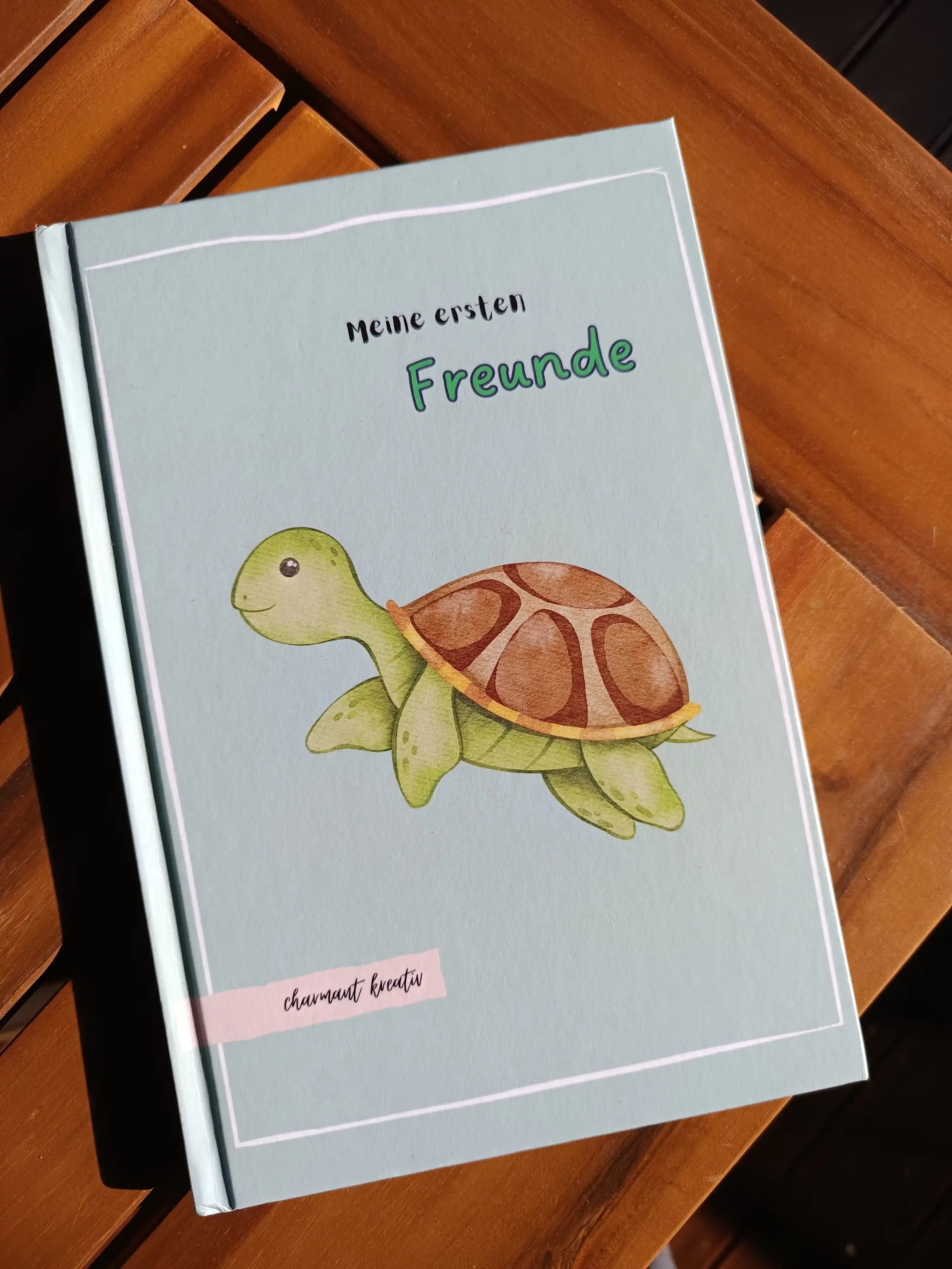 Handgefertigtes Kinderbuch 'Meine ersten Freunde' mit Schildkröten-Illustration, hellblau, personalisiert