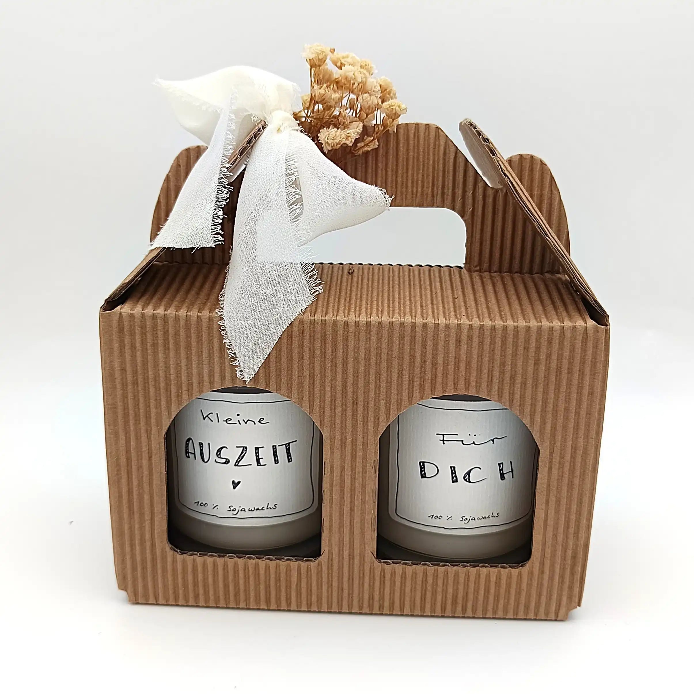Zwei handgefertigte Sojawachskerzen in Geschenkbox mit Trockenblumen und Schleife