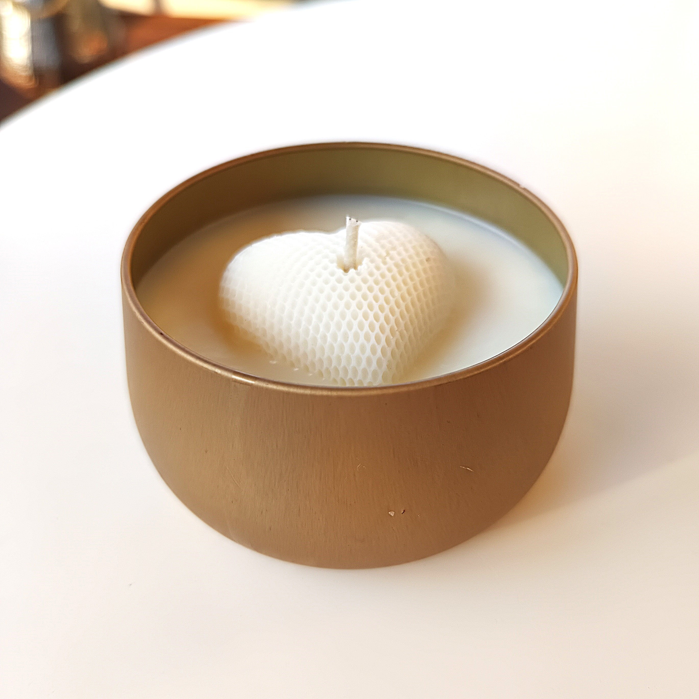 Sojawachskerze in goldener Dose – Wachsblumen, handgemacht | Kerze als Geschenk